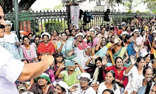 KERALA: बेहतर वेतन-लाभ की मांग को लेकर आंगनवाड़ी कर्मचारियों की हड़ताल तीसरे दिन भी जारी KERALA: बेहतर वेतन-लाभ की मांग को लेकर आंगनवाड़ी कर्मचारियों की हड़ताल तीसरे दिन भी जारी
