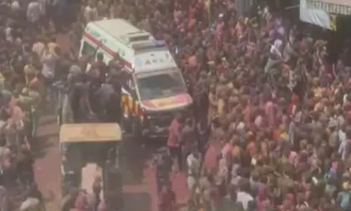 Indore में रंग पंचमी गेर जुलूस के दौरान स्थानीय लोगों ने एम्बुलेंस को रास्ता दिया