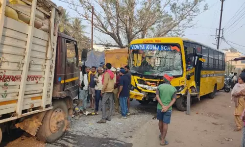 Jodhpur : स्कूल बस और ट्रक की टक्कर में आठ बच्चे घायल Jodhpur : स्कूल बस और ट्रक की टक्कर में आठ बच्चे घायल