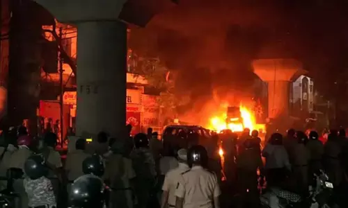 Nagpur Violence : महिला पुलिस पर हमला, पेट्रोल बम से दंगाइयों का कहर