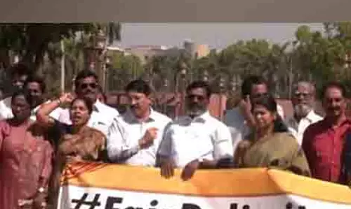 परिसीमन मुद्दे पर DMK ने संसद के बाहर किया प्रदर्शन परिसीमन मुद्दे पर DMK ने संसद के बाहर किया प्रदर्शन