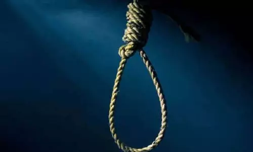 Farrukhabad Crime : पेड़ की टहनी में लटकी मिली किशोरी