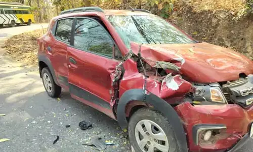 बिलासपुर में बस-कार की भिड़ंत, बड़े-बड़े गड्ढे की वजह से हुआ हादसा बिलासपुर में बस-कार की भिड़ंत, बड़े-बड़े गड्ढे की वजह से हुआ हादसा