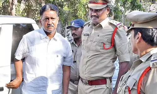 Andhra: वामसी को धमकी के तहत भूमि बिक्री मामले में रिमांड पर लिया गया Andhra: वामसी को धमकी के तहत भूमि बिक्री मामले में रिमांड पर लिया गया