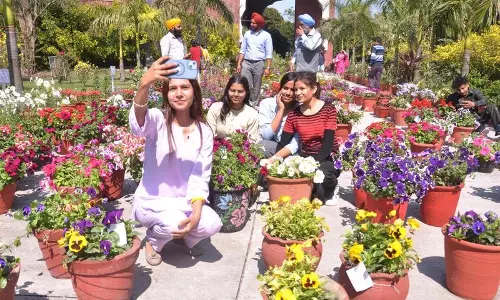 Jammu: वसंत महोत्सव का फूलों की प्रदर्शनी के साथ शुभारंभ Jammu: वसंत महोत्सव का फूलों की प्रदर्शनी के साथ शुभारंभ