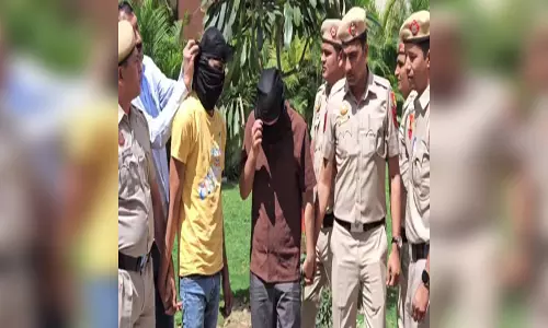 LIVE वीडियो: व्यापारी से 80 लाख रुपये लूटने के मामले में दो आरोपी गिरफ्तार, वारदात में इस्तेमाल हथियार बरामद LIVE वीडियो: व्यापारी से 80 लाख रुपये लूटने के मामले में दो आरोपी गिरफ्तार, वारदात में इस्तेमाल हथियार बरामद