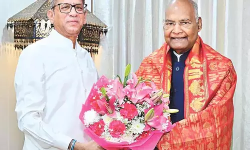 Andhra: पूर्व सीजेआई जस्टिस एन.वी. रमन्ना ने पूर्व राष्ट्रपति रामनाथ कोविंद से मुलाकात की Andhra: पूर्व सीजेआई जस्टिस एन.वी. रमन्ना ने पूर्व राष्ट्रपति रामनाथ कोविंद से मुलाकात की