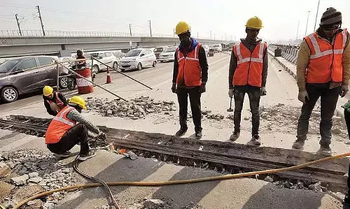 महाराष्ट्र सरकार: डेवलपर्स और ठेकेदारों को अवैध बांग्लादेशी श्रमिकों को हटाने का निर्देश दिया