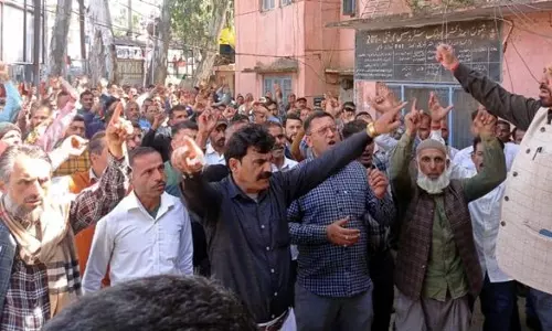 PHE के दैनिक वेतनभोगी कर्मचारियों ने नियमितीकरण की मांग को लेकर किया प्रदर्शन PHE के दैनिक वेतनभोगी कर्मचारियों ने नियमितीकरण की मांग को लेकर किया प्रदर्शन