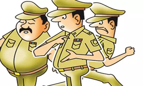 Lucknow: अधिवक्ता पुलिस बवाल मामले में इंस्पेक्टर समेत पांच पुलिसकर्मी लाइन हाजिर Lucknow: अधिवक्ता पुलिस बवाल मामले में इंस्पेक्टर समेत पांच पुलिसकर्मी लाइन हाजिर