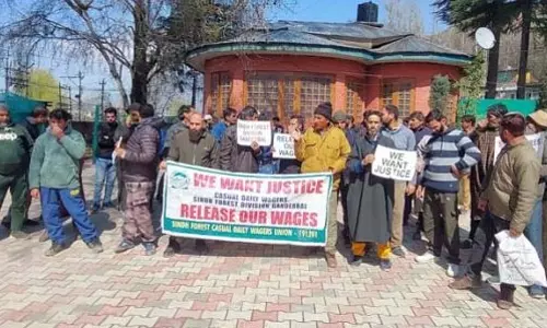 Jammu: वन विभाग के दिहाड़ी मजदूरों ने रोके गए वेतन के खिलाफ प्रदर्शन किया Jammu: वन विभाग के दिहाड़ी मजदूरों ने रोके गए वेतन के खिलाफ प्रदर्शन किया