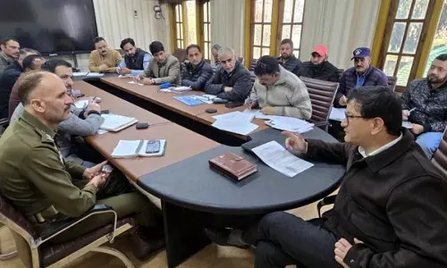DC बारामुल्ला ने सड़क सुरक्षा उपायों-यातायात नियमों की समीक्षा की DC बारामुल्ला ने सड़क सुरक्षा उपायों-यातायात नियमों की समीक्षा की