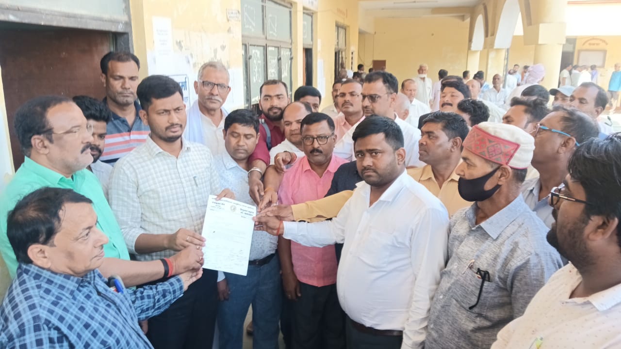 GRAP के बैनर तले पत्रकारों ने मुख्यमंत्री को संबोधित ज्ञापन नायब तहसीलदार को सौंपा