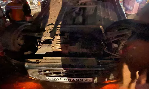 रायपुर में तेज रफ्तार कार बेकाबू होकर पलटी, ड्राइवर घायल रायपुर में तेज रफ्तार कार बेकाबू होकर पलटी, ड्राइवर घायल