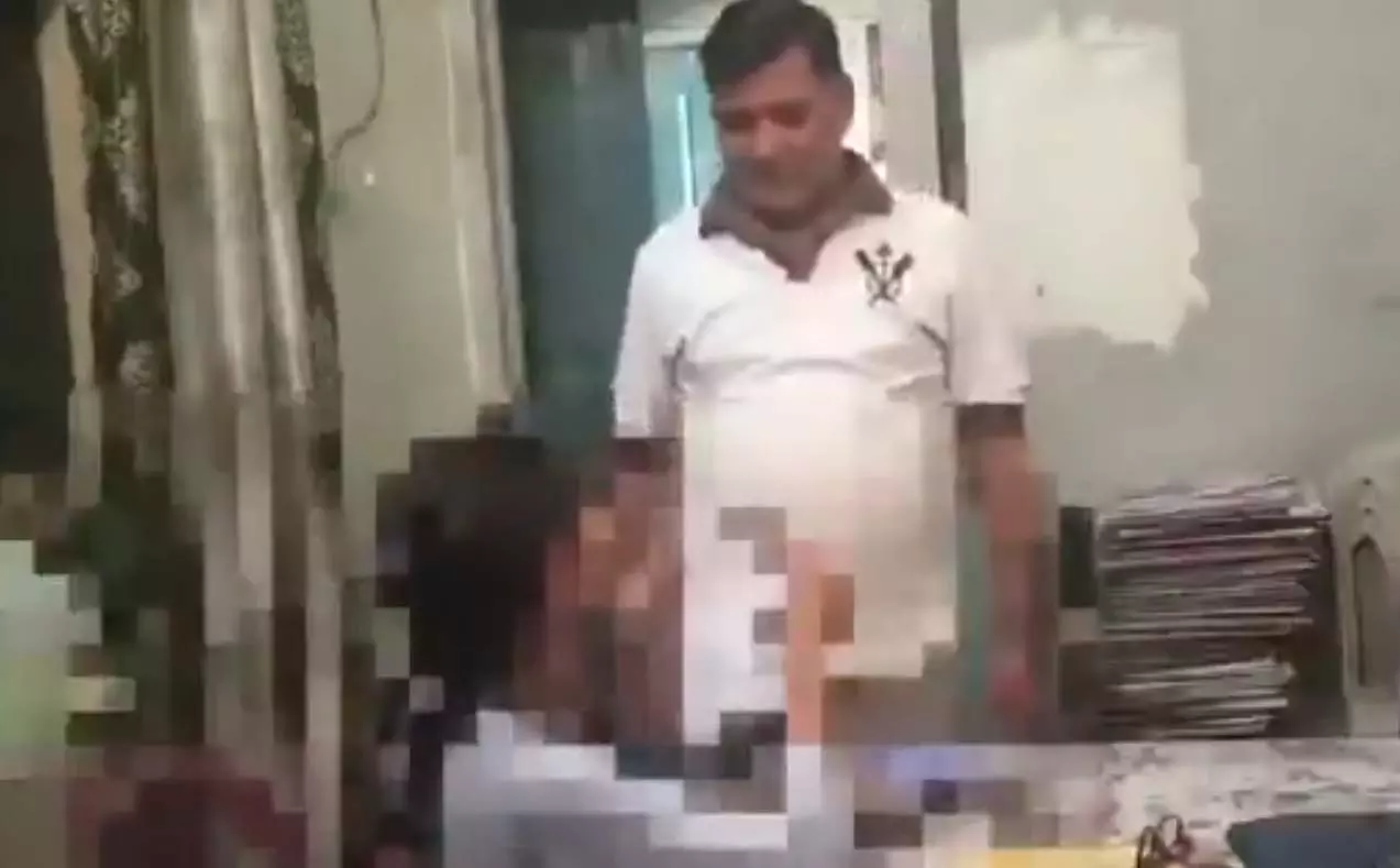 गंदे प्रोफेसर को मिल रहा था महिला टीचर का साथ, छात्राओं को लाती और बनाती थी सेक्स वीडियो गंदे प्रोफेसर को मिल रहा था महिला टीचर का साथ, छात्राओं को लाती और बनाती थी सेक्स वीडियो