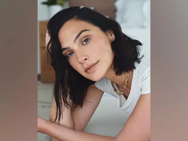 Gal Gadot को हॉलीवुड वॉक ऑफ फेम स्टार से सम्मानित किया गया, पति बेटी के साथ जश्न मनाया Gal Gadot को हॉलीवुड वॉक ऑफ फेम स्टार से सम्मानित किया गया, पति बेटी के साथ जश्न मनाया