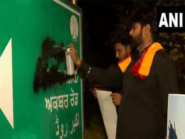 Delhi: तीन लोगों ने अकबर रोड के साइनबोर्ड को खराब किया Delhi: तीन लोगों ने अकबर रोड के साइनबोर्ड को खराब किया