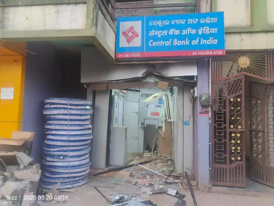 ओडिशा के झारसुगुड़ा में बदमाशों ने एक्सकेवेटर से मशीन उखाड़कर ATM लूट लिया ओडिशा के झारसुगुड़ा में बदमाशों ने एक्सकेवेटर से मशीन उखाड़कर ATM लूट लिया