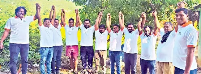 Odisha: 31 गांवों में पक्षियों की सुरक्षा के लिए कृत्रिम घोंसले और फीडर बोतलें लगाई गई Odisha: 31 गांवों में पक्षियों की सुरक्षा के लिए कृत्रिम घोंसले और फीडर बोतलें लगाई गई