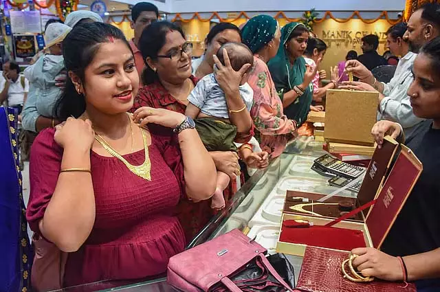 सोने की कीमत 67,000 रुपये के करीब पहुंची: लोग हैरान! सोने की कीमत 67,000 रुपये के करीब पहुंची: लोग हैरान!