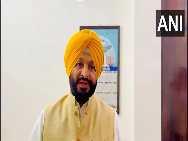 केंद्रीय मंत्री बिट्टू ने किसानों की हिरासत को लेकर Punjab CM पर निशाना साधा केंद्रीय मंत्री बिट्टू ने किसानों की हिरासत को लेकर Punjab CM पर निशाना साधा