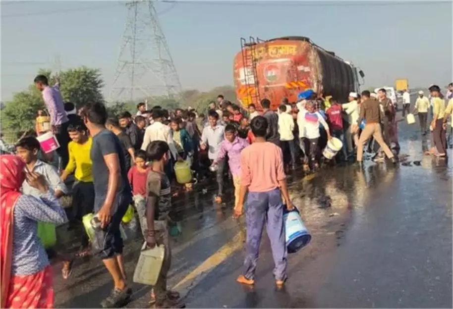 Agra News: टैंकर से टकराई बस, सड़क पर फैलने लगा रिफाइंड तेल Agra News: टैंकर से टकराई बस, सड़क पर फैलने लगा रिफाइंड तेल