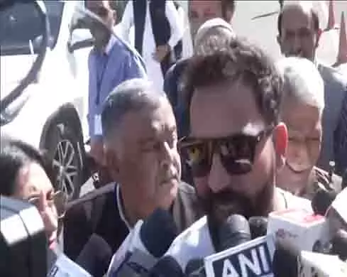 मुस्लिम और हिंदू दोनों पीते हैं: AAP विधायक मेहराज मलिक ने शराब मुद्दे पर भाजपा की आलोचना की मुस्लिम और हिंदू दोनों पीते हैं: AAP विधायक मेहराज मलिक ने शराब मुद्दे पर भाजपा की आलोचना की