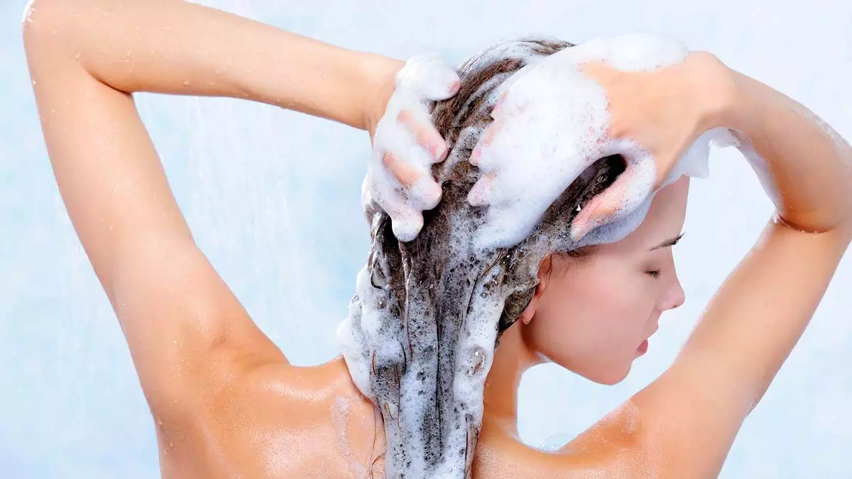 Hair Care: अपने हेयर टाइप के अनुसार सही शैंपू चुनें Hair Care: अपने हेयर टाइप के अनुसार सही शैंपू चुनें