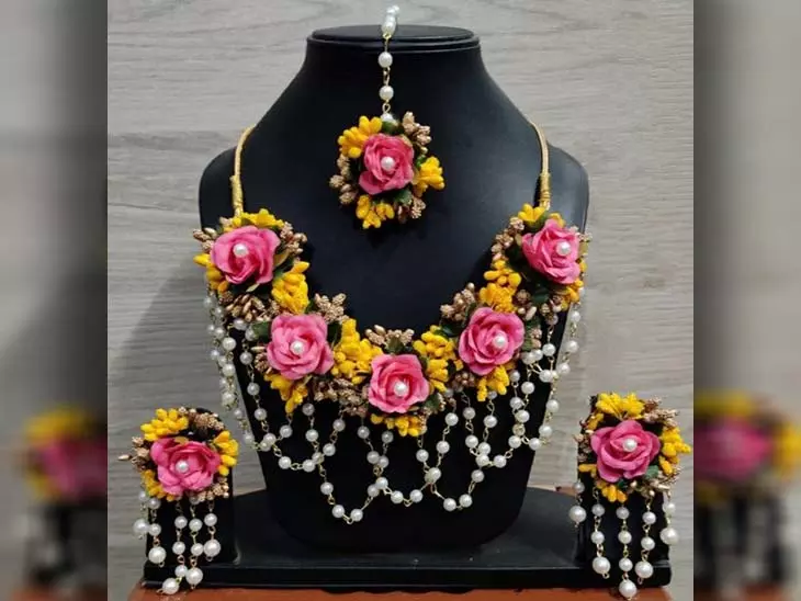 Fashion Style : हल्दी रस्म में इन फूलों की ज्वेलरी से निखरेगा लुक Fashion Style : हल्दी रस्म में इन फूलों की ज्वेलरी से निखरेगा लुक