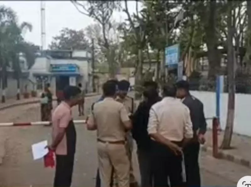 MP News: पुलिस और हिस्ट्रीशीटर बदमाश के बीच मुठभेड़, ASI को लगी गोली MP News: पुलिस और हिस्ट्रीशीटर बदमाश के बीच मुठभेड़, ASI को लगी गोली
