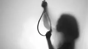 Jamui: 20 वर्षीय नवविवाहिता का शव कमरे के अंदर फंदे से लटका मिला Jamui: 20 वर्षीय नवविवाहिता का शव कमरे के अंदर फंदे से लटका मिला