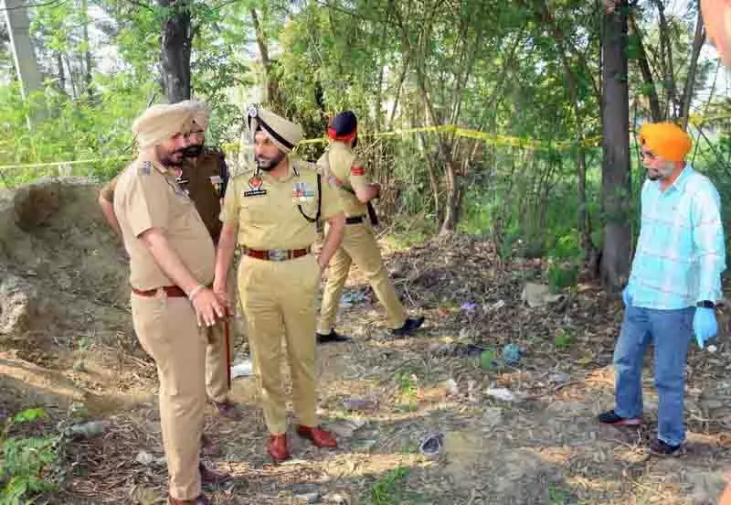 Punjab: ड्रग तस्कर ने पुलिसकर्मी का हथियार छीना, गोली चलाई Punjab: ड्रग तस्कर ने पुलिसकर्मी का हथियार छीना, गोली चलाई