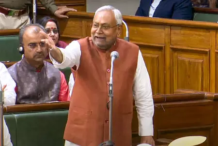 विधानसभा में मोबाइल देखकर प्रश्न पूछने पर विधायक पर भड़के मुख्यमंत्री, VIDEO विधानसभा में मोबाइल देखकर प्रश्न पूछने पर विधायक पर भड़के मुख्यमंत्री, VIDEO