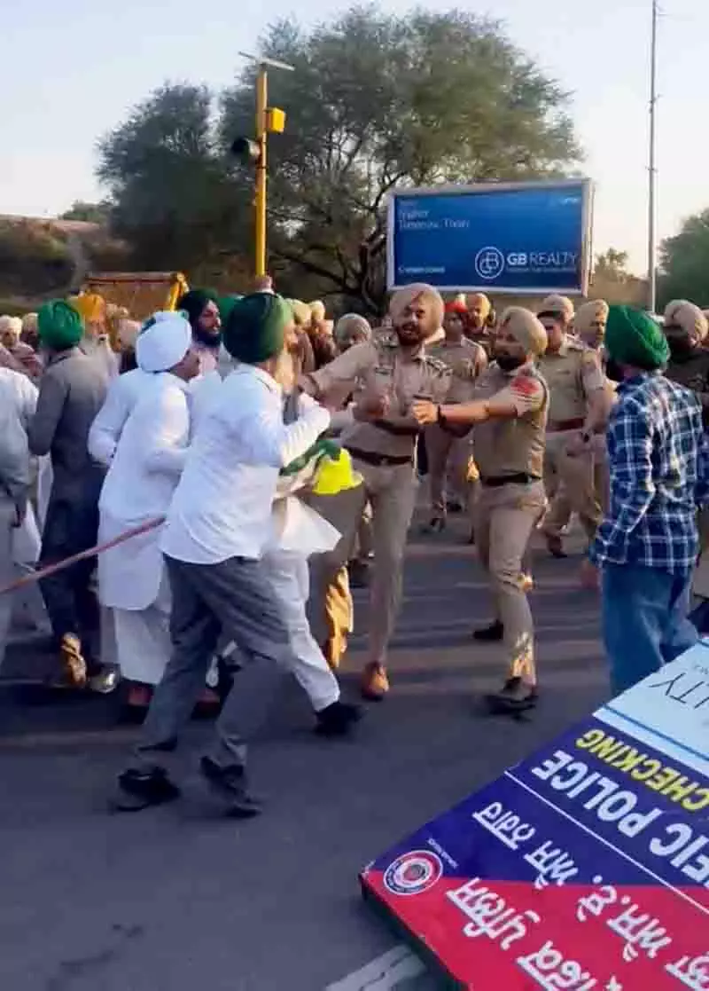 किसानों पर कार्रवाई करते हुए शंभू, Khanauri के प्रदर्शन स्थलों को खाली कराया गया किसानों पर कार्रवाई करते हुए शंभू, Khanauri के प्रदर्शन स्थलों को खाली कराया गया