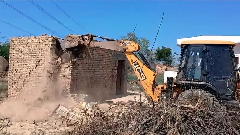 Fatehabad गांव में अवैध रूप से बनाए गए 2 मकान ढहाए गए Fatehabad गांव में अवैध रूप से बनाए गए 2 मकान ढहाए गए