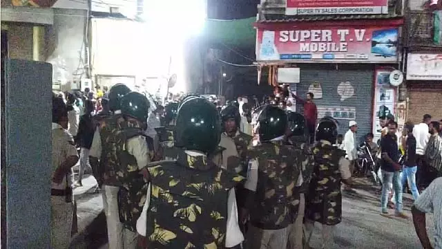 एक लड़के की सोशल मीडिया पोस्ट से भड़की सांप्रदायिक हिंसा: MP के बुरहानपुर में झड़पें एक लड़के की सोशल मीडिया पोस्ट से भड़की सांप्रदायिक हिंसा: MP के बुरहानपुर में झड़पें