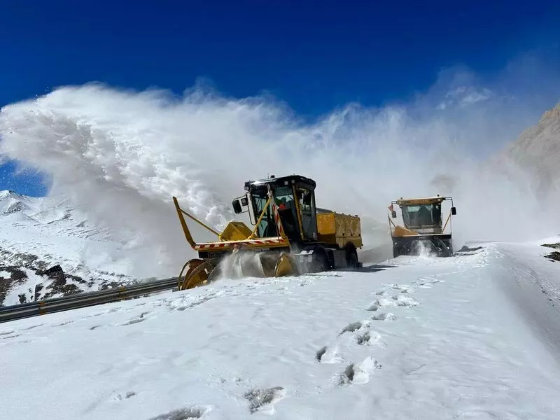 सीमा सड़क संगठन ने Manali-Leh राजमार्ग पर बर्फ हटाने का काम शुरू किया सीमा सड़क संगठन ने Manali-Leh राजमार्ग पर बर्फ हटाने का काम शुरू किया
