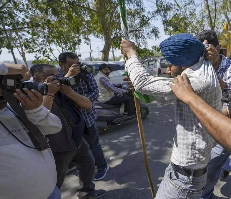 किसानों की गिरफ्तारी पर केंद्रीय मंत्री का AAP पर हमला किसानों की गिरफ्तारी पर केंद्रीय मंत्री का AAP पर हमला