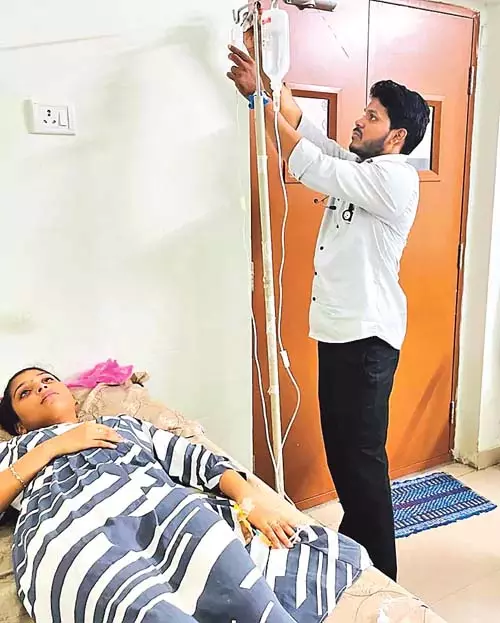Andhra: परीक्षा केंद्र पर दसवीं कक्षा की एक छात्रा धूप से झुलस गई Andhra: परीक्षा केंद्र पर दसवीं कक्षा की एक छात्रा धूप से झुलस गई