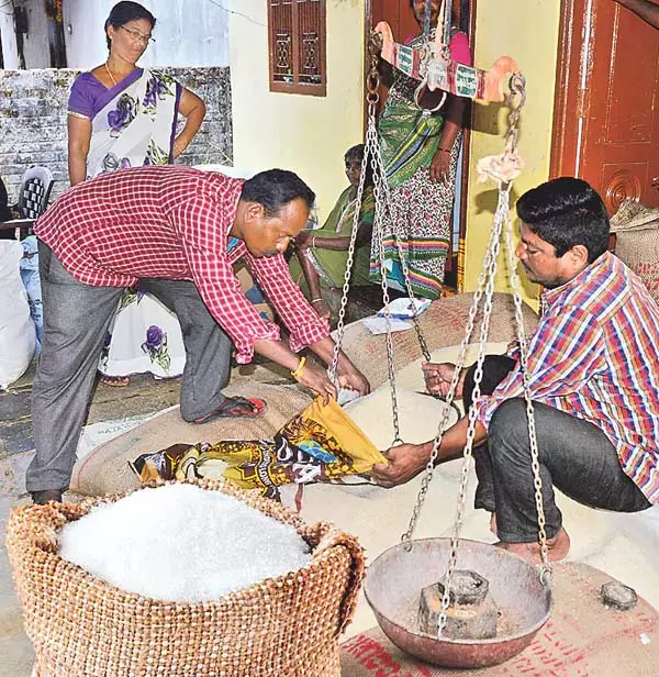 Telangana : नागरिक आपूर्ति विभाग को 5,734 करोड़ रुपये आवंटित किए गए Telangana : नागरिक आपूर्ति विभाग को 5,734 करोड़ रुपये आवंटित किए गए