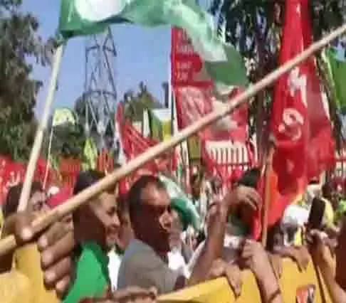 CM नायब सैनी के करनाल स्थित आवास तक किसानों का मार्च CM नायब सैनी के करनाल स्थित आवास तक किसानों का मार्च