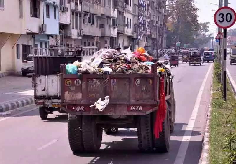 Amritsar: खुले में कूड़ा डालने वाली ट्रॉलियां सड़कों पर गंदगी का ढेर छोड़ जाती Amritsar: खुले में कूड़ा डालने वाली ट्रॉलियां सड़कों पर गंदगी का ढेर छोड़ जाती