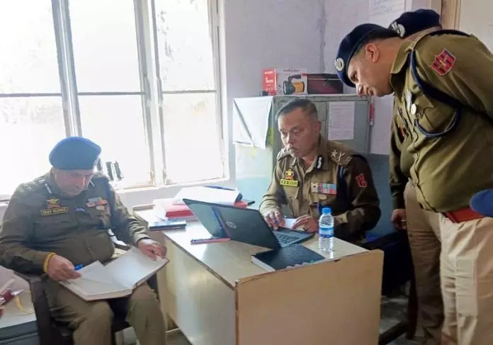 IGP ने कठुआ, सांबा जिलों में सीमा सुरक्षा की समीक्षा की IGP ने कठुआ, सांबा जिलों में सीमा सुरक्षा की समीक्षा की