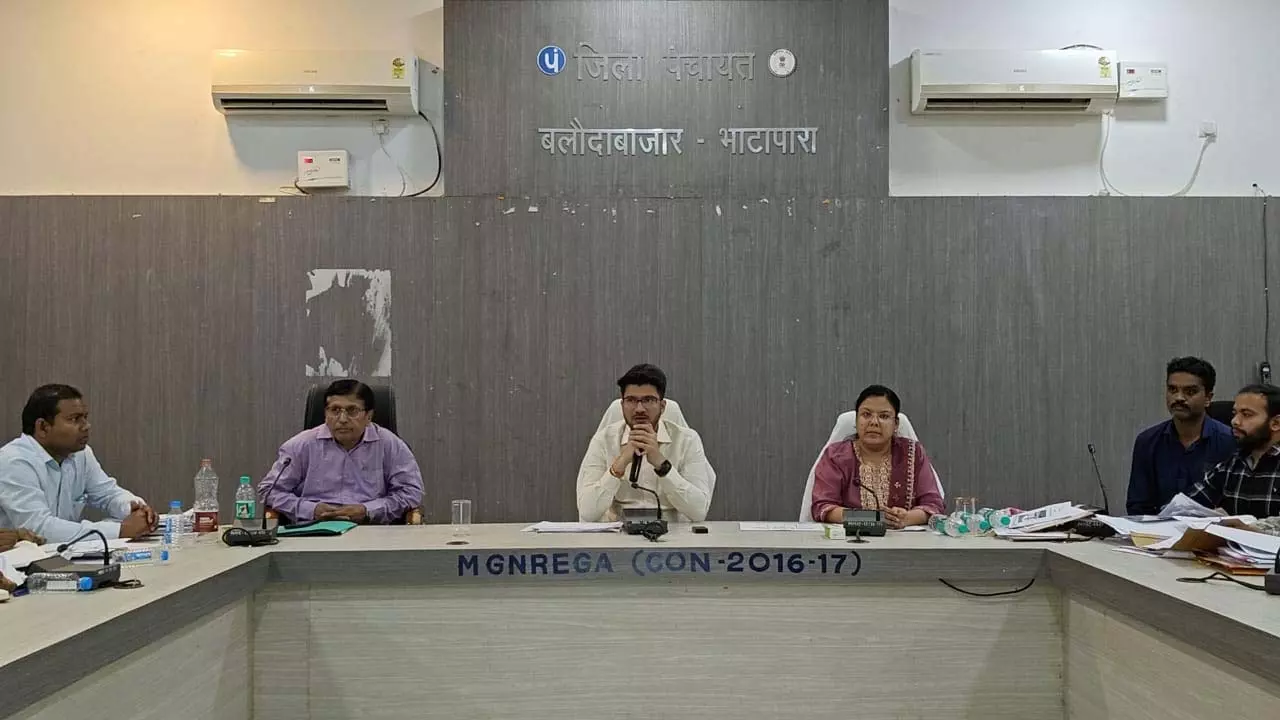 मैदानी अमलों के साथ बेहतर समन्वय कर ग्रामीण विकास कार्यों में लाएं तेजी: कलेक्टर मैदानी अमलों के साथ बेहतर समन्वय कर ग्रामीण विकास कार्यों में लाएं तेजी: कलेक्टर