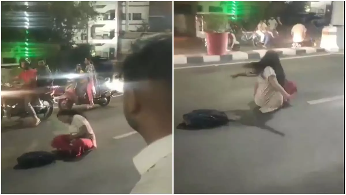 बीच सड़क पर बैठकर महिला ने किया कुछ ऐसा, डर गए देखन वाले, VIDEO... बीच सड़क पर बैठकर महिला ने किया कुछ ऐसा, डर गए देखन वाले, VIDEO...