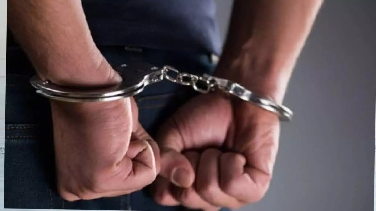 सरकारी नौकरी का वादा कर फर्जी नियुक्ति आदेश देने के आरोप में दो लोग गिरफ्तार सरकारी नौकरी का वादा कर फर्जी नियुक्ति आदेश देने के आरोप में दो लोग गिरफ्तार