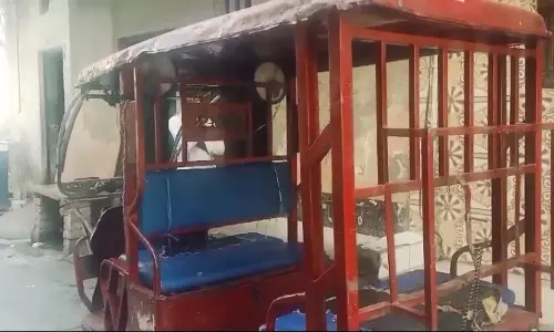 Ghaziabad: ई-रिक्शा की बैटरी फटी, एक ही परिवार के दंपती और दो बच्चे झुलसे Ghaziabad: ई-रिक्शा की बैटरी फटी, एक ही परिवार के दंपती और दो बच्चे झुलसे