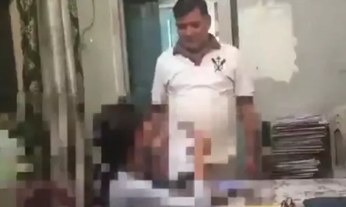 गंदे प्रोफेसर को मिल रहा था महिला टीचर का साथ, छात्राओं को लाती और बनाती थी सेक्स वीडियो गंदे प्रोफेसर को मिल रहा था महिला टीचर का साथ, छात्राओं को लाती और बनाती थी सेक्स वीडियो