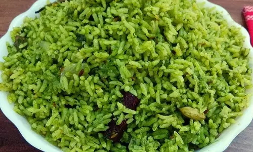Palak Rice: लंच हो या डिनर, कभी भी इसे ट्राई करें Palak Rice: लंच हो या डिनर, कभी भी इसे ट्राई करें