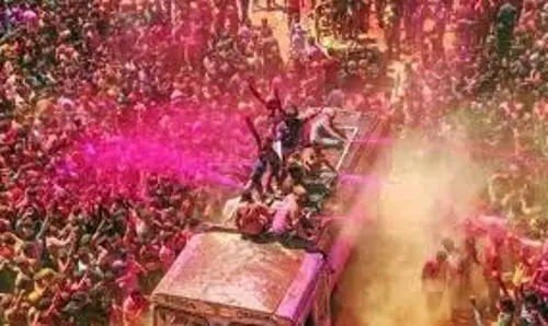 Indore: रंगपंचमी पर रंगों से सराबोर हुआ शहर, 150 साल से मनाया जा रहा गैर उत्सव Indore: रंगपंचमी पर रंगों से सराबोर हुआ शहर, 150 साल से मनाया जा रहा गैर उत्सव